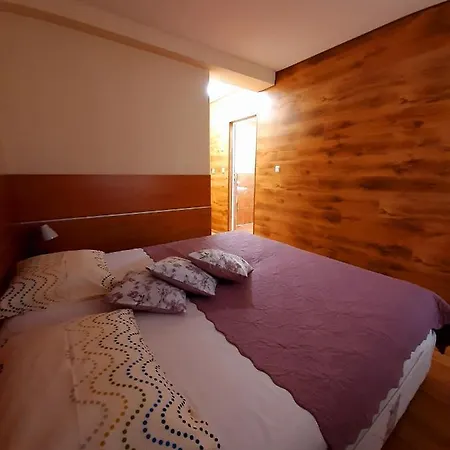 Private Valis 3* וארנה