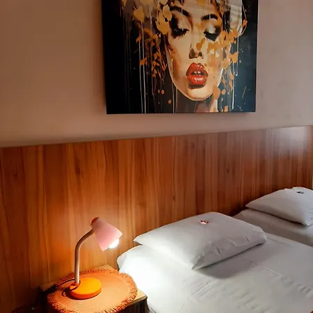 Private Valis וארנה