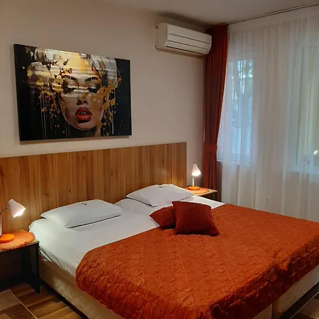 Private Valis וארנה